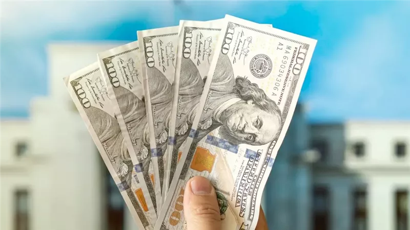خروج الأموال الساخنة من السوق وراء تخوفات ارتفاع سعر الدولار  