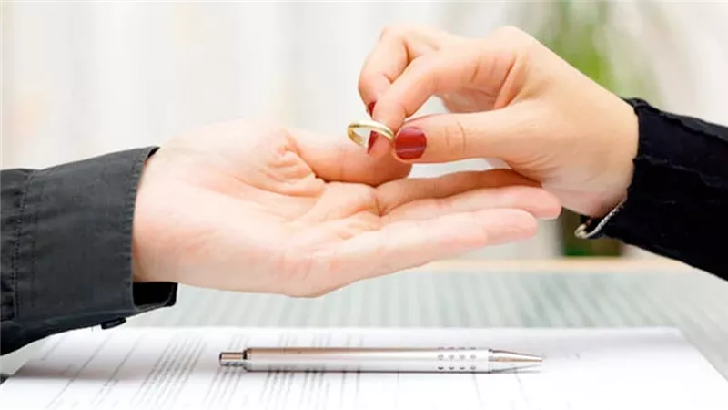 لماذا تقرر المرأة طلب الطلاق؟ الطلاق للمرأة سجن وللرجل حرية