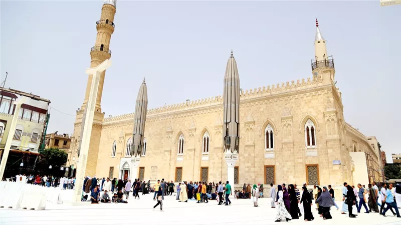 «حلقة ذكر» بساحة الحسين بالقاهرة لنصرة إيران .. والأوقاف: خارج أسوار المسجد