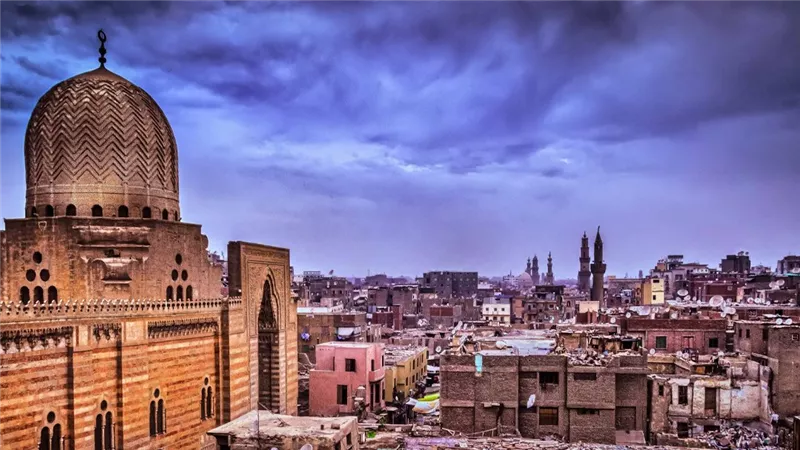 ما القصة الحقيقية وراء اسم حي الدرب الأحمر ؟