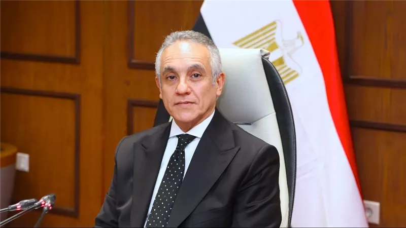 وزير العدل يصل إلى مقر الوزارة ويباشر مهام عمله بالاجتماع مع مساعديه