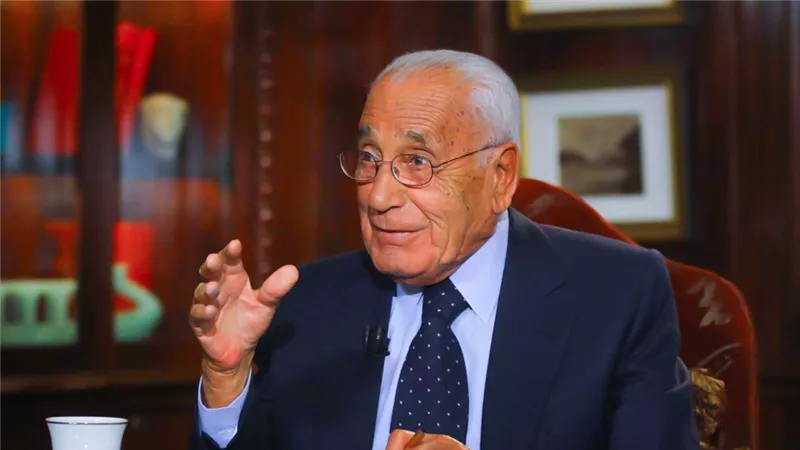 محمد حسنين هيكل عميد الصحافة العربية.. كيف تنبأ بسقوط مبارك
