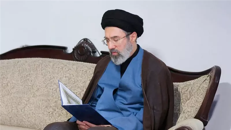 مجتبى خامنئي يتسلم وشاح والده ويقود الجمهورية الإيرانية في زمن الحرب