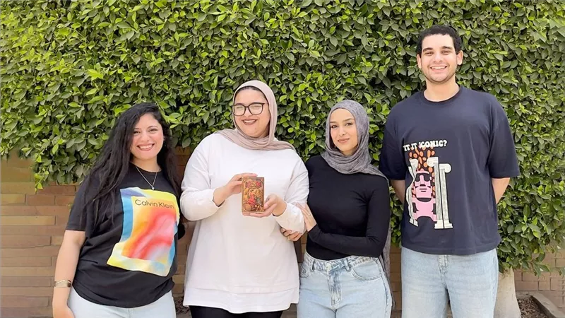 طلاب كلية الآداب جامعة القاهرة يقدمون فكرة لمشروع التخرج «لعبة بثلاثة لغات»