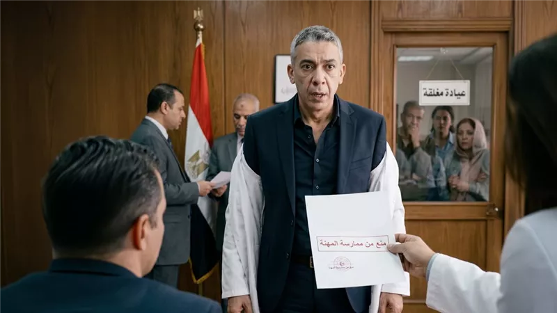 بين انتحال المهنة وتضليل المرضى.. القصة الكاملة لمنع ضياء العوضي من ممارسة الطب