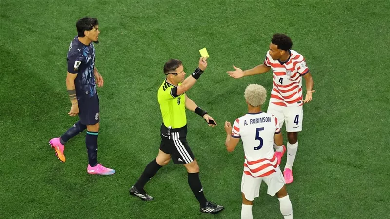 الطريق إلى المجد لا يحتمل الأخطاء.. متى يُعاقب اللاعب بالإيقاف في كأس العالم؟!