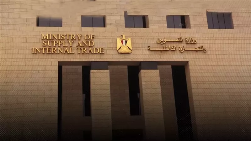 أزمة «عقود الاستعانة» بمديريات التموين تفجر غضباً عمالياً بسبب تأخر الرواتب