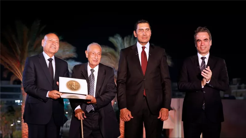 تكريم رواد الإعلام بوسام ماسبيرو ومناقشة تحديات تربية الأجيال الجديدة في الأسمرات